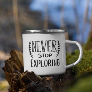 Emailletasse “Never stop exploring”