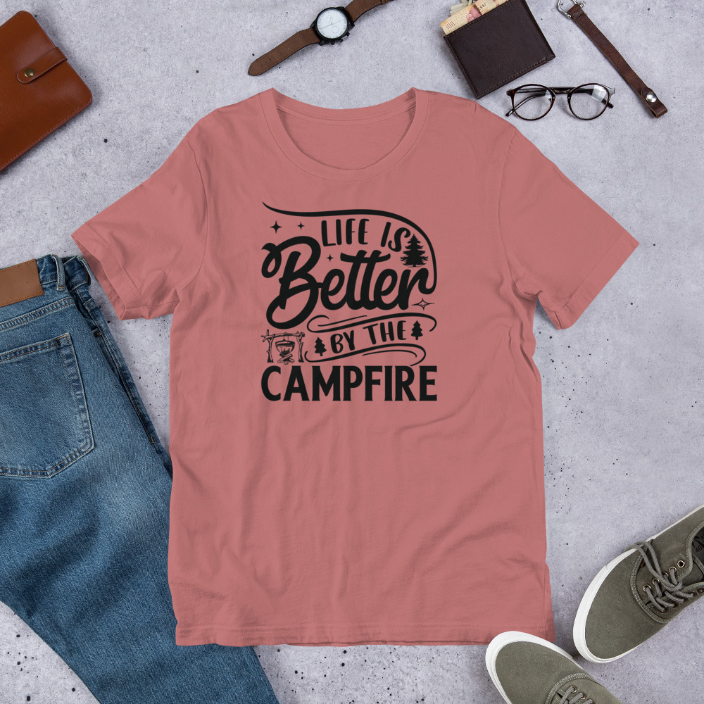 Bequemes “Life is better by the campfire” T-Shirt