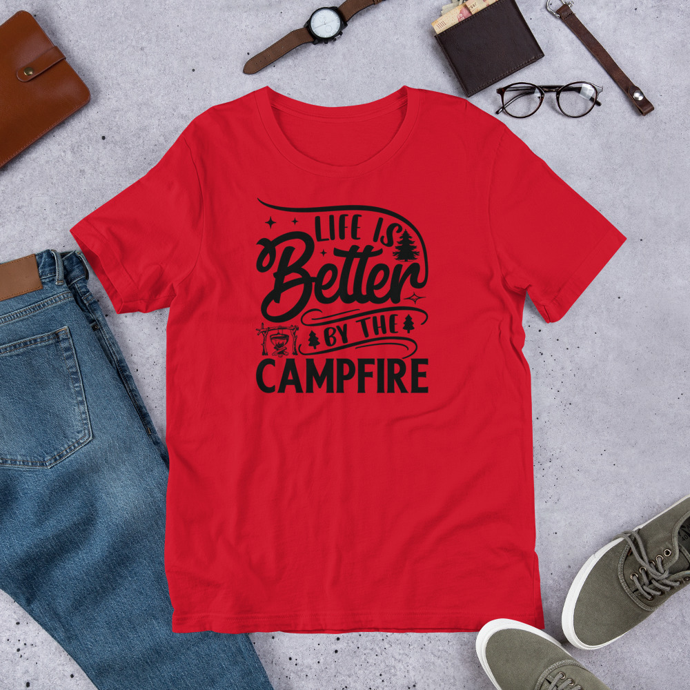 Bequemes “Life is better by the campfire” T-Shirt